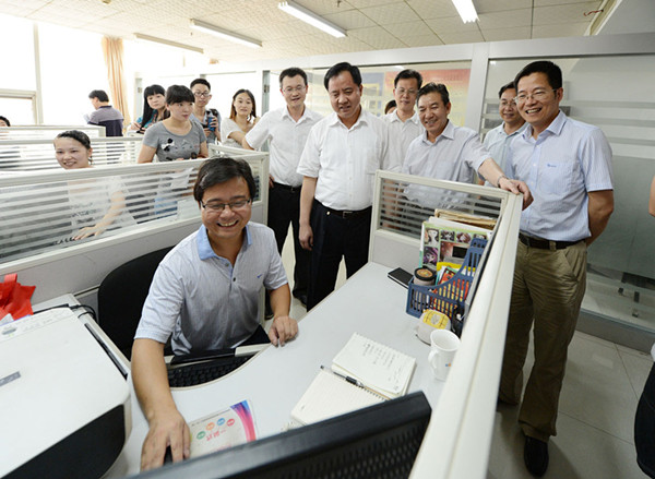 省委常委、常務(wù)副省長陳肇雄一行到訪高新區(qū)大學(xué)生創(chuàng)業(yè)園.jpg